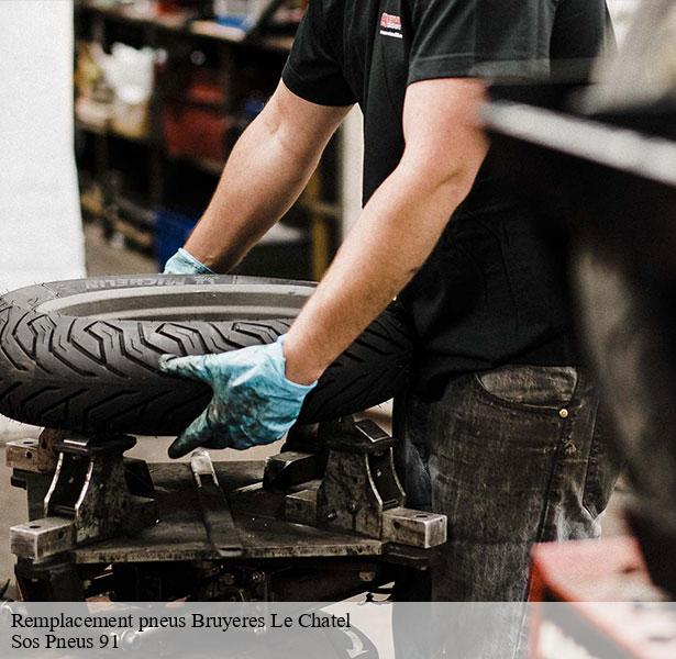 equipe-pour-remplacement-pneus-bruyeres-le-chatel-91680-7
